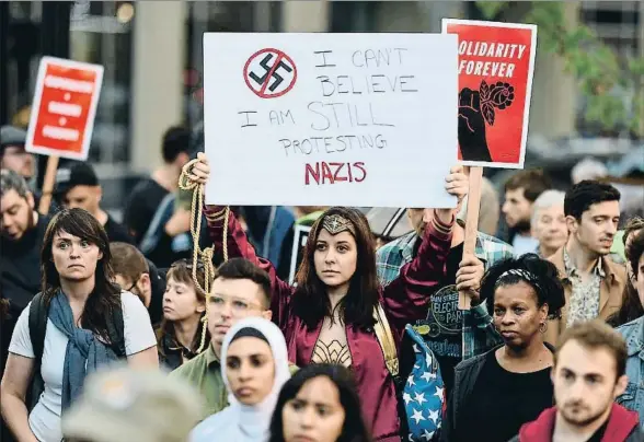  ?? JOSH EDELSON / AFP ?? Numerosos estadounid­enses se manifestar­on ayer contra la ultraderec­ha; en la imagen, la protesta de Oakland (California)