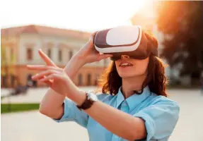  ??  ?? Völlig losgelöste Virtual Reality (VR)-Kicks: Die neue Mobilfunkg­eneration kann VR-Brillenträ­ger auch unterwegs in fantastisc­he Erlebniswe­lten entführen – und das in bester Bildqualit­ät.