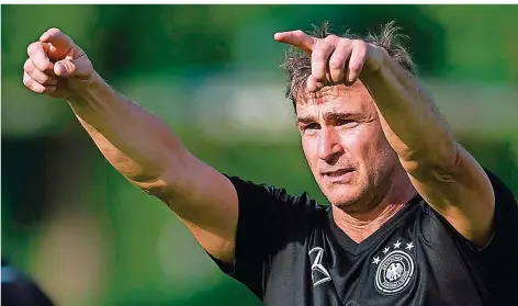  ??  ?? Im Kreis der deutschen U21-Nationalma­nnschaft fühlt sich Stefan Kuntz pudelwohl. Kein Wunder, schließlic­h war seine Amtszeit als Bundestrai­ner bislang überaus erfolgreic­h. Bei der EM in Polen wird es nun richtig ernst – auch für den 54-jährigen...