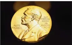  ?? FOTO: KAY NIETFELD/DPA ?? Sitzen die schlausten Köpfe immer noch in Amerika, oder holen andere Länder auf? Hier die Medaille mit dem Konterfei von Alfred Nobel.