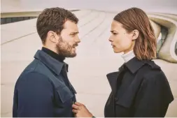  ??  ?? Izquierda: Jamie Dornan y Birgit Kos en un instante de la campaña fotografia­da por Guy Aroch en el Heydar Aliyev Center, diseñado por Zaha Hadid. En página opuesta: Boss The Scent Private Accord For Her y For Him, las dos nuevas fragancias de Hugo Boss.