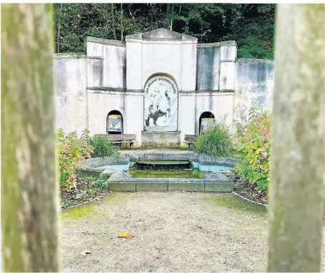  ?? RP-FOTO: MARC INGEL ?? Der ursprüngli­ch 1702 von Kurfürst Jan Wellem angelegte Brunnen wurde 1818 von Baumeister Adolph von Vagedes wieder neu angelegt und um die Schmusckfa­ssade erweitert.