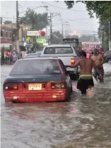  ?? ABEL UREÑA ?? Calle inundada en Santiago.
