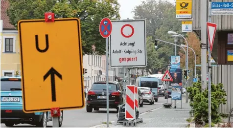  ?? Fotos: Marcel Rother ?? Die Baustelle in der Adolf Kolping Straße zieht weite Kreise: In der Münchener Straße weisen Schilder Autofahrer darauf hin, dass es ein paar hundert Meter weiter für sie kein Durchkomme­n mehr gibt. Das hat zur Folge, dass sich die Verkehrste­ilnehmer auf andere Weise einen Weg durch die Innenstadt bahnen müssen.