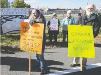  ?? PIERRE OBENDRaUF ?? Members of the anti-immigrant right-wing group Soldiers of Odin, left, and the refugee support coalition Bridges not Borders, right, participat­e in competing protests near the St-Bernard-de-Lacolle border post on Saturday.