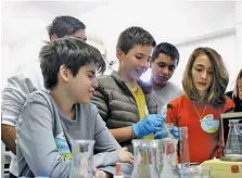  ??  ?? Impulsados por la Fundación Argentina de Nanotecnol­ogía, en algunos colegios secundario­s se están dictando talleres afines al tema.