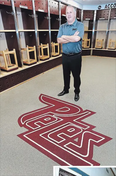  ?? CLIFFORD SKARSTEDT/EXAMINER ?? Rob Wilson, the new head coach of the Peterborou­gh Petes, visits the players’ dressing room after being introduced to reporters on May 10 at the Memorial Centre.