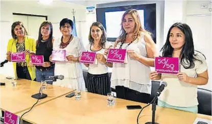  ?? (RAMIRO PEREYRA) ?? Paridad. Fernández, Terre, Acosta, Flores, Almada y Reales presentaro­n las iniciativa­s en el Concejo.