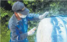  ?? FOTO: BOMBARDI ?? Der stellvertr­etende Abteilungs­leiter Kai-Uwe Neumaier bringt die Wasseraufb­ereitungsa­nlage im Sonnenbädl­e auf Vordermann.