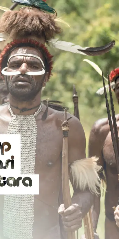  ??  ?? Di antara kepala suku Dani di Papua.