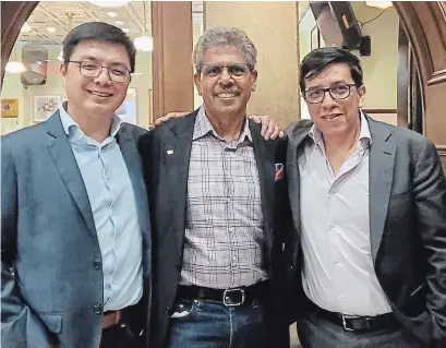  ?? CNW GROUP/TRANSOFT SOLUTIONS INC ?? Charles Chung, left, CEO of Brisk Synergies, and Luis Miranda-Moreno, right, the company’s chief scientist, with Milton Carrasco, president and CEO of Transoft Solutions, which has acquired the Waterloo-based company.