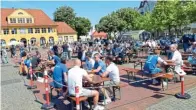  ??  ?? Der Siegfriedp­latz füllte sich immer mehr mit Arminia-Fans, je näher der Anpfiff kam.