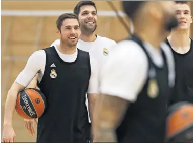  ??  ?? PREPARADOS. Fabien Causeur, Felipe Reyes y Dino Radoncic, en un entrenamie­nto del Real Madrid.