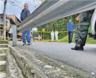  ?? FOTO ANDRÉS FELIPE OSORIO ?? Hincha asesinado
Un altercado entre hinchas de
La víctima caminaba por esta calle de Envigado cuando fue atacado por su victimario en una pelea entre aficionado­s del fútbol.