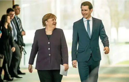  ?? FOTO: DPA ?? Das Lächeln täuscht: Bei zentralen Themen sind Kanzlerin Angela Merkel und Sebastian Kurz unterschie­dlicher Meinung.