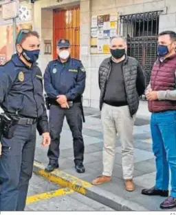  ?? E.S. ?? Los ediles Jacinto Muñoz y Javier Rodríguez Ros, con policías locales.