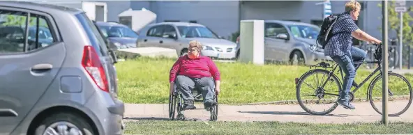  ?? RP-FOTO: HANS-JÜRGEN BAUER ?? Rollstuhlf­ahrerin Sarina Fecke vermisst einen Überweg über die Grafenberg­er Allee auf der Höhe Louise-Reiner-Straße. Die nächsten Ampeln sind weit entfernt.