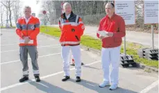  ?? SZ-FOTO: MENI ?? Andreas Rost (rechts) hat die Teststatio­n in Ehingen mitgeplant. Gemeinsam mit dem DRK vertreten durch Bernd Kühlmuß (Mitte) und Andreas Gumper (links) wird die Station betrieben.