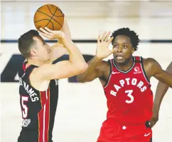  ?? ASHLEY LANDIS- POOL / GETTY IMAGES ?? OG Anunoby of the Toronto Raptors challenges Duncan Robinson of the Miami Heat during NBA play Monday.