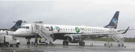  ?? Avião Embraer 195 da Azul é abastecido em Viracopos ( Campinas); empresa era maior beneficiad­a por versão anterior ??