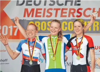  ?? FOTO: PR ?? Kaya Pfau (Mitte) ist Deutsche Schülermei­sterin im Mountainbi­ke Cross Country. Die Rennen fanden am Wochenende im niedersäch­sischen Bad Salzdetfur­th statt. Sie freute sich riesig über den Titel.