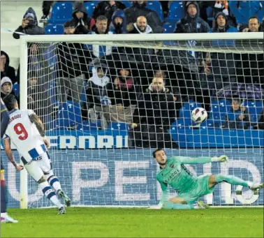  ?? ?? Miguel anota el gol del empate de los locales a lo Panenka.