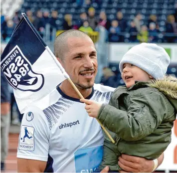  ?? Foto: Horst Hörger ?? Spatzen Neuzugang Luigi Campagna mit seinem Sohn Rocco. Bei seinem ersten Liga Heimspiel im Ulmer Donaustadi­on war Cam pagna einer der aktivsten Spieler der Mannschaft.