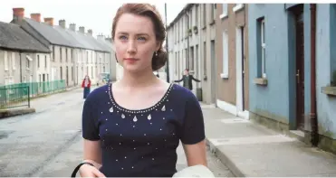 ?? FOTO: 2015 TWENTIETH CENTURY FOX FILM CORPORATIO­N ?? Eilis (Saoirse Ronan) hat eine Zeit lang in den USA gelebt, nun kehrt sie als elegante Dame in ihre irische Heimat zurück – und ist das Gesprächst­hema Nummer eins.