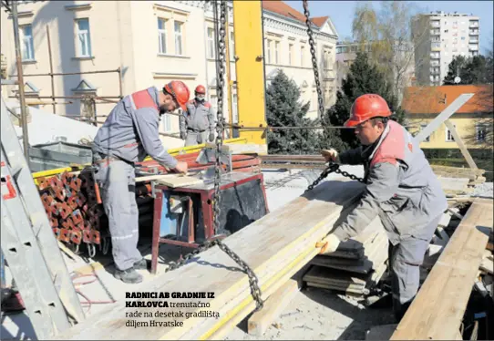  ??  ?? RADNICI AB GRADNJE IZ KARLOVCA trenutačno rade na desetak gradilišta diljem Hrvatske