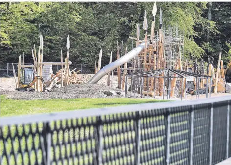  ?? FOTO: STEPHAN KÖHLEN ?? Am Neandertha­l Museum entsteht der Steinzeits­pielplatz als Abenteuer-Erlebniswe­lt, Wasserspie­l inklusive.