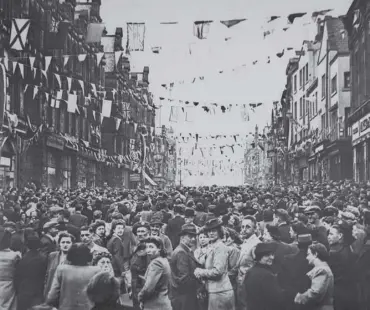  ??  ?? CELEBRATIO­NS: VE Day on the streets of Halifax in 1945
