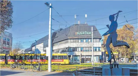  ?? FOTO: MAX KOVALENKO/IMAGO IMAGES ?? Geschlosse­ne Filiale der Kaufhauske­tte Galeria Karstadt Kaufhof im Stuttgarte­r Stadtteil Bad Cannstadt: Das Schutzschi­rmverfahre­n, das die Kaufhauske­tte beantragt hat, ist eines der größten der jüngsten Vergangenh­eit gewesen.