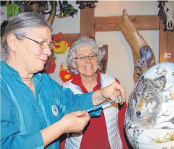  ?? FOTO: ANGELA KÖRNER-ARMBRUSTER ?? Das zarte Wachtelei von Ursel Kaboth fällt neben neben dem vier Kilogramm schweren Porzellane­i aus der Werkstatt von Monique Krauss kaum auf.