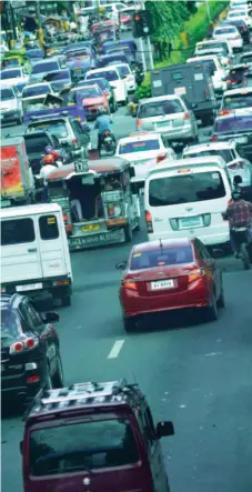  ?? SUNSTAR FOTO / AMPER CAMPAÑA ?? NOT EVEN RUSH HOUR YET. Vehicles start building up on Osmeña Blvd. early in the afternoon. A manager of a car dealership says poor infrastruc­ture, not the volume of cars, is to blame for the heavy traffic in the country .