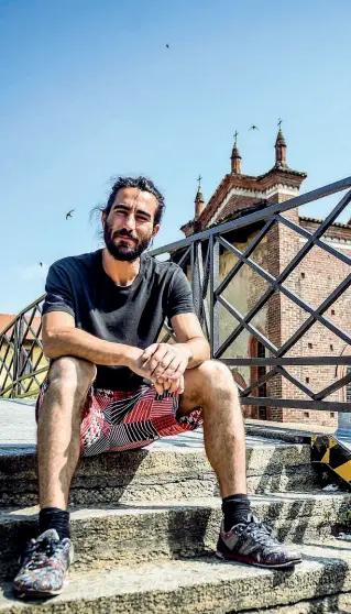  ?? (Furlan) ?? Sul Naviglio Ivan Tresoldi, 37 anni, poeta e artista di strada, a processo per imbrattame­nto