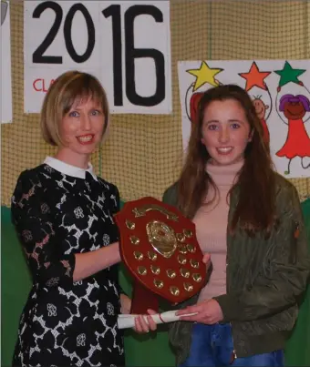  ??  ?? Olive Loughnane presenting the Transition Year ‘Student of the Year’ award to deserving winner Marie O’Reilly.