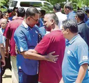  ?? PIC BY IMRAN MAKHZAN ?? Datuk Rosol Wahid (left) being congratula­ted by a supporter after he was named Hulu Terengganu Barisan Nasional candidate in Kuala Terengganu yesterday.