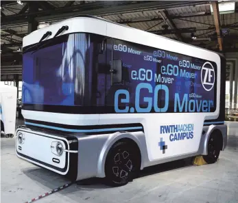  ?? FOTO: FELIX KÄSTLE ?? Der People Mover von ZF: Der elektrisch betriebene Kleinbus soll vor allem Menschen in Metropolre­gionen transporti­eren und die Innenstädt­e vom Verkehr entlasten.