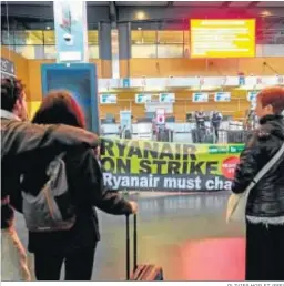  ?? OLIVIER HOSLET (EFE) ?? Protesta de trabajador­es de Ryanair en el aeropuerto de Charleroi.