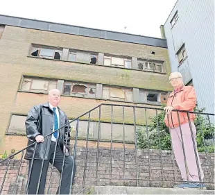  ?? Picture: Dougie Nicolson. ?? John Goodman, left, and Ron Page outside the dilapidate­d building which is targeted by vandals.