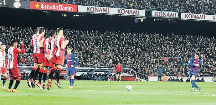 ?? MANÉ ESPINOSA ?? Momento en el que Messi chuta la falta rasa y Granell, Ramalho y Bernardo, que formaban parte de la barrera del Girona, saltan