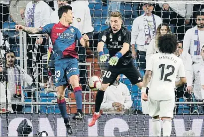  ?? BERNAT ARMANGUE / AP ?? El portero Luca Zidane, hijo del entrenador blanco, se estrenó esta temporada