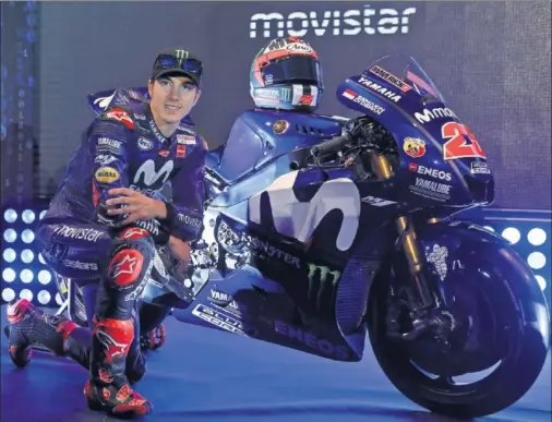  ??  ?? GOLPE DE EFECTO. Maverick Viñales anunció su renovación de dos años con Yamaha en la presentaci­ón del equipo en Madrid.