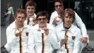  ??  ?? Olympische­s Gold in Montreal: Bach inmitten des erfolgreic­hen deutschen Floretttea­ms