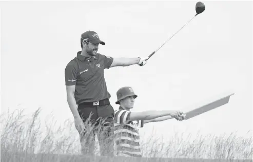  ?? JAMIE SQUIRE / GETTY IMAGES ?? Adam Hadwin of Abbotsford, B.C., reacts to a shot out of the fescue grass during second-round action Friday at the U.S. Open .