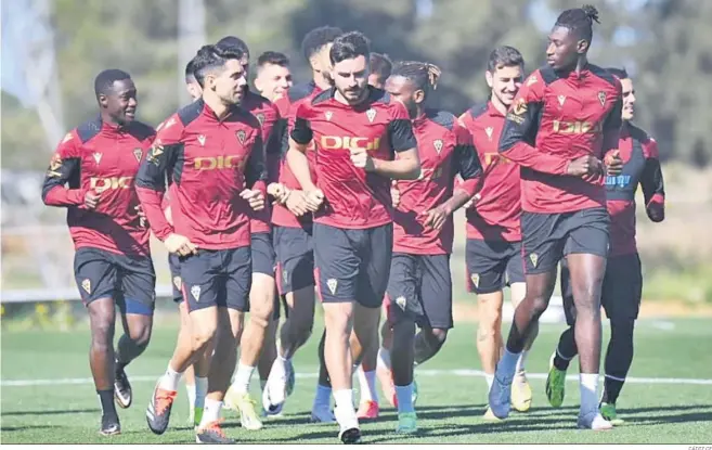  ?? CÁDIZ CF ?? Jugadores del Cádiz hacen carrera continua en uno de los entrenamie­ntos de esta semana.