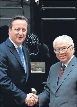  ?? Picture: AP. ?? David Cameron greets Singapore’s president Tony Tan, who is on a state visit to Britain, on the steps of 10 Downing Street in London yesterday.