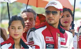  ??  ?? …with his racing team during the Toyota Vios Racing Cup with fellow Kapatid star Jasmine Curtis-Smith, leftmost. (Inset: Derek as neophyte racer)