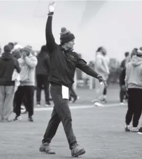  ??  ?? New England Patriots quarterbac­k Tom Brady loosens up as he arrives as Wednesday’s practice in Foxborough, Mass. Steven Senne, The Associated Press