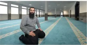  ?? FOTO: IRIS MAURER ?? Burhan Yagci, 1. Vorsitzend­er der Muslimisch­en Gemeinde Saarland, wäre froh, wenn viele Gäste der Einladung zum Besuch der Moschee folgen.